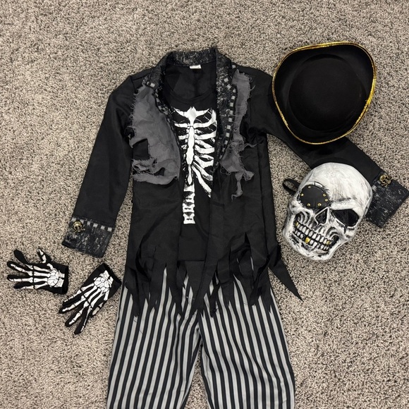 Spirit Halloween Skeleton pirate costume - Medium - Picture 10 of 12